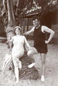 Charmian'la Hawaii'deki Waikiki plajnda. 1915.